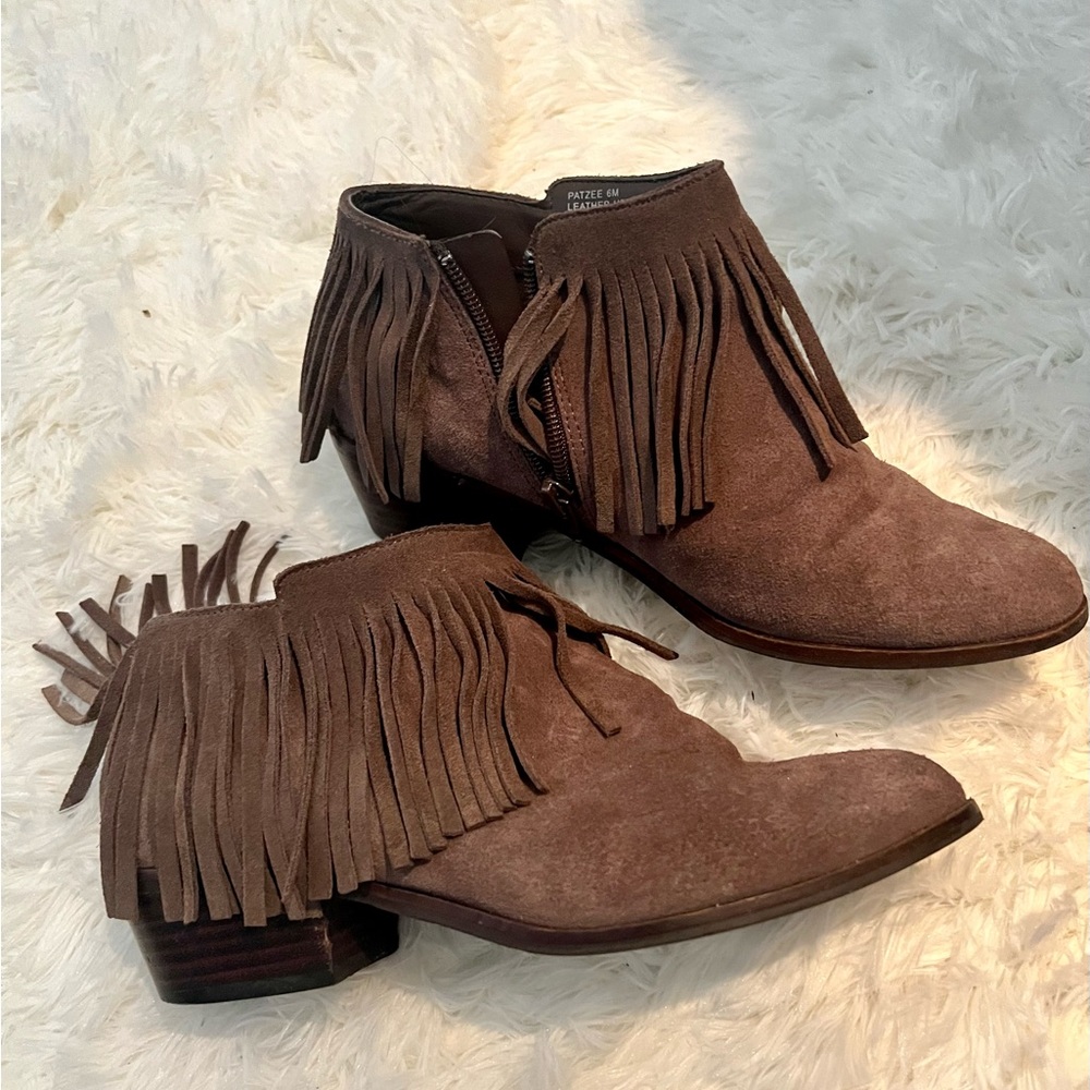 Steve Madden tan suede booties with fringe. Size 6m